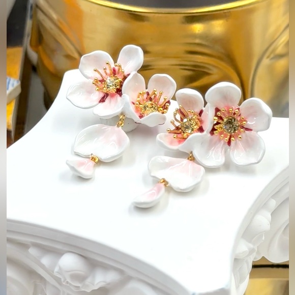🆕 LES NEREIDES 🧿 NWOT White Cherry Blossom Dangling Earring - Picture 6 of 17